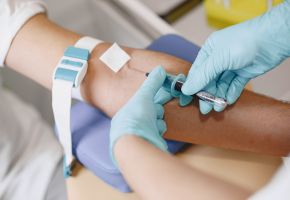 Auto-Hemoterapia com Ozônio é uma prática que envolve a retirada de sangue do próprio paciente e sua reintrodução por via intramuscular, estimulando o sistema imunológico e promovendo a desintoxicação do organismo.