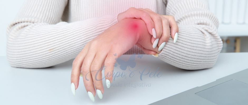 A artrite reumatoide é uma doença autoimune que resulta em inchaço doloroso ou inflamação das áreas afetadas do corpo, geralmente as articulações.